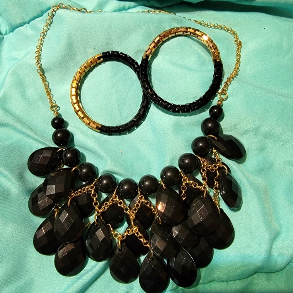 Necklace bracelet set